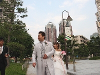新朗新婦浜辺へ