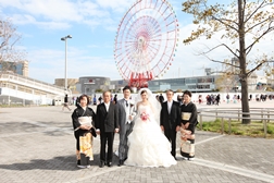 お父さんから結婚式のプレゼントリムジン移動で 観覧車前 撮影
