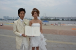 新婦にサプライズ結婚式 リムジン降りたらお友達 ビーチ挙式